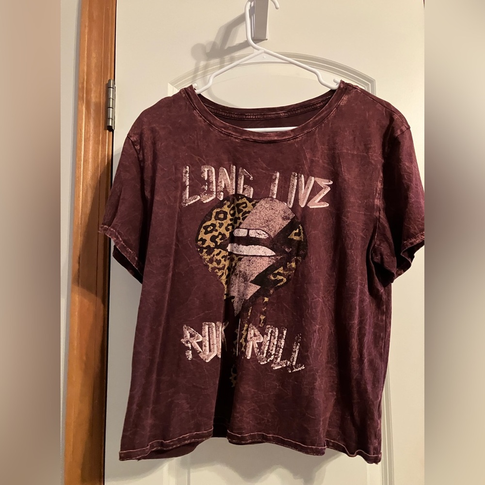 Cute Graphic Tee!!
